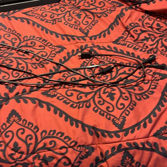 Good condition ps4 has a white remote and comes with all cables - Picture 2 of 4